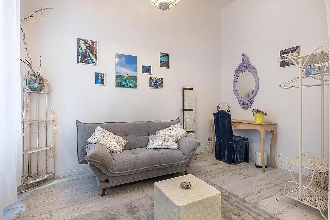 White & Gold Suite Verona Guest house